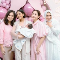 Pada Minggu (5/5/24) Raffi Ahmad dan Nagita Slavina menggelar acara akikah untuk baby Lily. Melalui akun Instagram, Nagita dan keluarga pun membagikan momen acara akikah baby Lily yang tampak meriah dengan dekorasi warna soft pink. Foto: Instagram/@cacatengker