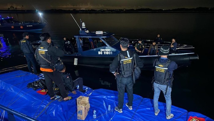 Bea Cukai Batam mengamankan satu kapal cepat berisi rokok ilegal di perairan Pulau Buaya, Batam, Kepulauan Riau (Kepri).