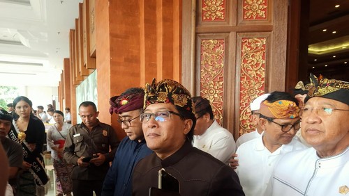 Bupati Badung, I Nyoman Giri Prasta (kemeja cokelat), di Gedung Dharma Negara Alaya, Denpasar, Bali, Senin (6/5/2024).