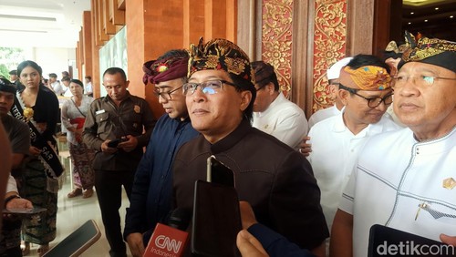 Bupati Badung I Nyoman Giri Prasta sesuai menyerahkan dana hibah ke Pemkot Denpasar, Senin (6/5/2024).