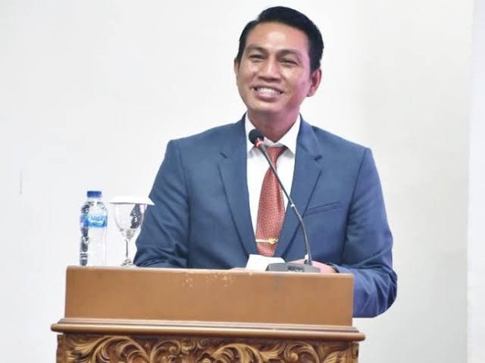Bupati Batang Hari, Fadhil Arief mengaku tak tertarik maju di Pilgub Jambi 2024. Meski namanya digadang-gadang sebagai pesaing berat petahana yakni Al Haris, ia memilih kembali maju di Pilbup Batang Hari demi melanjutkan program kerja.