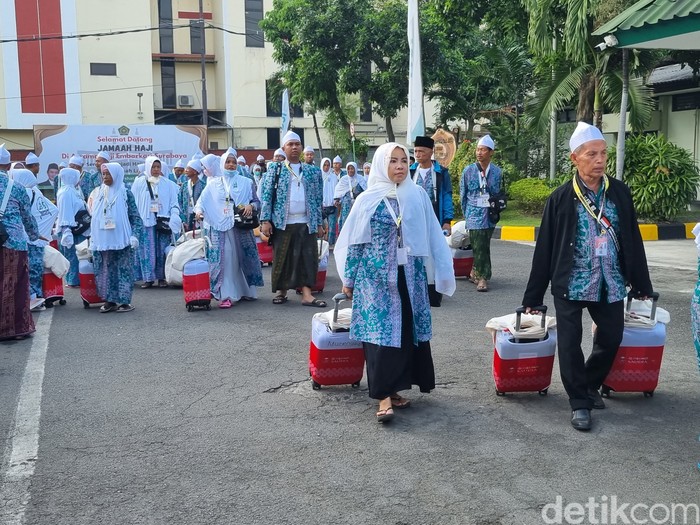 Calon jemaah haji 2023 saat berada di Asrama Haji Embarkasi Surabaya.