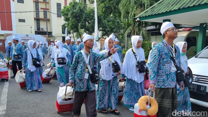 Calon jemaah haji 2023 saat berada di Asrama Haji Embarkasi Surabaya.