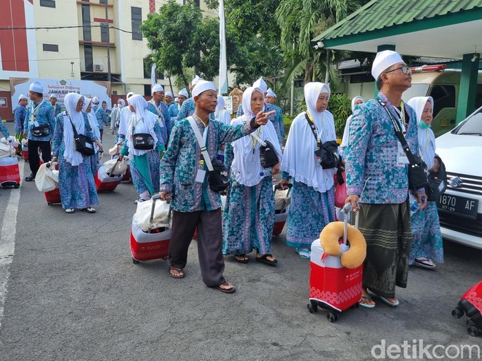 Calon jemaah haji 2023 saat berada di Asrama Haji Embarkasi Surabaya.