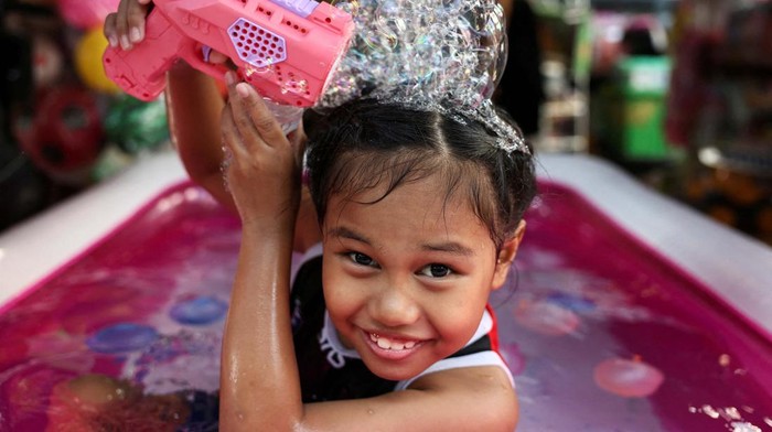 Cara Warga Bangkok Dinginkan Diri Saat Cuaca Panas Menyengat Anon Talino, 31, splashes water in front of his home to cool down as Thai authorities said that people were dying from heat stroke this year and warned to avoid outdoor activities, in Bangkok, Thailand, May 5, 2024. REUTERS/Chalinee Thirasupa