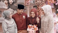 Momen keduanya bersama ibunda. Foto: instagram Thepotomoto
