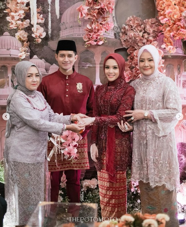 Tunangan Chand Kelvin, Dea Sahirah sendiri rupanya merupakan keponakan dari artis senior Inneke Koesherawati. Pertunangan keduanya sempat mengejutkan publik pasalnya selama ini Chand tak pernah mengumbar hubungannya dengan Dea. Foto: Instagram/@chand_kelvin