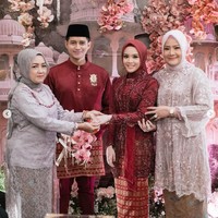 Tunangan Chand Kelvin, Dea Sahirah sendiri rupanya merupakan keponakan dari artis senior Inneke Koesherawati. Pertunangan keduanya sempat mengejutkan publik pasalnya selama ini Chand tak pernah mengumbar hubungannya dengan Dea. Foto: Instagram/@chand_kelvin