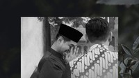 Momen haru pemain film Warisan Olga tersebut saat proses lamaran. Foto: instagram Thepotomoto