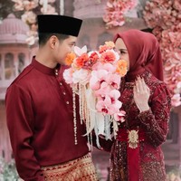 Di momen lamarannya itu Chand dan Dea memilih kompak mengenakan busana berwarna merah marun. Pria 39 tahun itu tampil gagah mengenakan busana bernuansa Melayu. Ia memadukan atasan lengan panjang berkancing celana panjang dan kain songket berwarna senada. Sementara Dea tampil anggun dengan kebaya brukat dipadukan dengan kain songket dan hijab senada. Foto: Instagram/@chand_kelvin