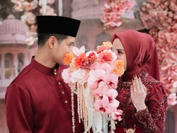 6 Foto Chand Kelvin Diam-diam Resmi Lamar Dea Sahirah, Kompak Berbusana Merah