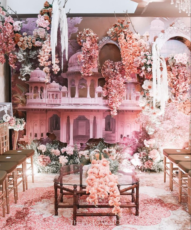 Dekorasi di acara lamaran Chand Kelvin dan Dea Sahirah juga tak kalah cantik dengan nuansa soft pink. Bertabur bunga, dekorasi tersebut jadi semakin terlihat elegan dan mewah. Foto: Instagram/@chand_kelvin
