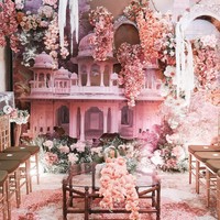 Dekorasi di acara lamaran Chand Kelvin dan Dea Sahirah juga tak kalah cantik dengan nuansa soft pink. Bertabur bunga, dekorasi tersebut jadi semakin terlihat elegan dan mewah. Foto: Instagram/@chand_kelvin