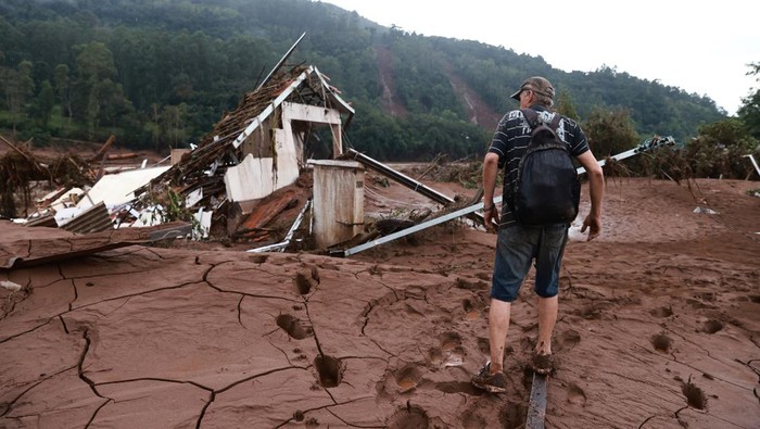 A drone view shows houses destroyed by the currents of the flash floods caused by heavy rains in Jacarezinho, Rio Grande do Sul state, Brazil, May 5, 2024. REUTERS/Diego Vara     TPX IMAGES OF THE DAY