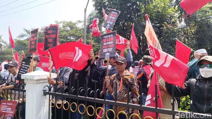 Geruduk BPN Bogor, Petani Asal Nanggung Protes Izin Korporasi di Daerahnya