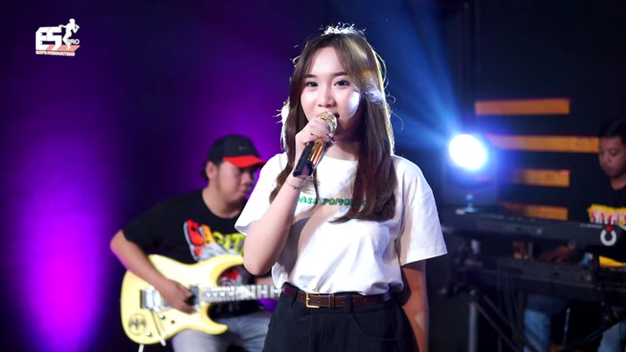 Diva Hani menyanyikan lagu Langgeng Dayaning Rasa.