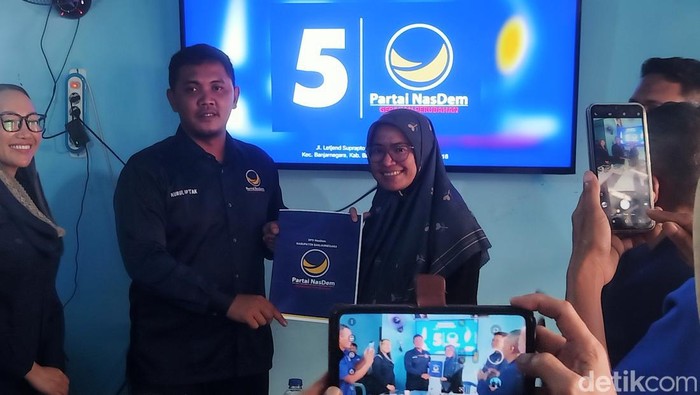 dr Amalia Desiana anak Bupati Budhi Sarwono daftar Pilkada ke NasDem, Senin (6/5/2024). Selain NasDem, Amalia juga mendaftar ke Demokrat dan PAN.