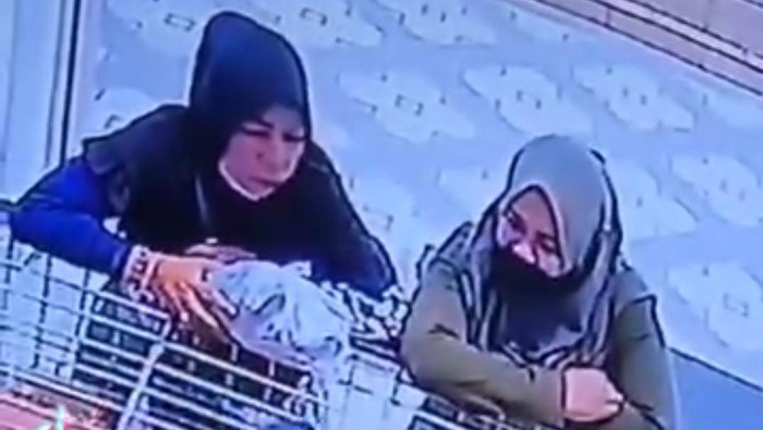 Dua emak-emak terekam CCTV mencuri kalung di toko emas yang berada di Pasar Leces Probolinggo