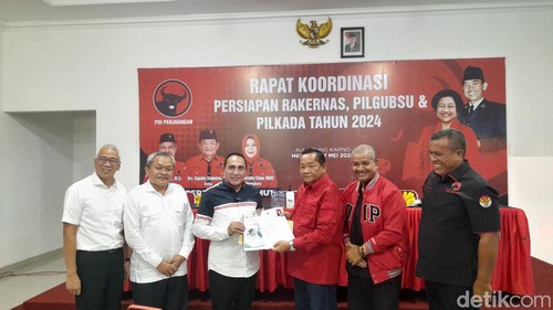 Edy Rahmayadi mengembalikan formulir pendaftaran bacalon Gubsu ke PDIP Sumut