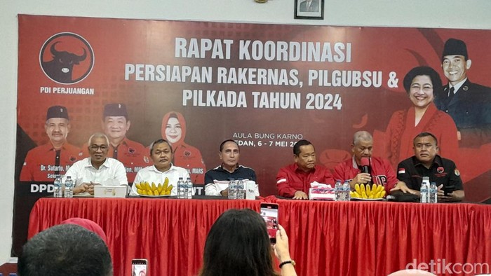 Edy Rahmayadi saat memberikan keterangan usai mendaftar bacalon Gubsu ke PDIP Sumut (Nizar Aldi/detikSumut)