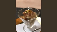 Black Truffle Ice Cream yang satu ini dijual seharga Rp 1,5 juta per porsi. Keistimewaannya terletak pada topping black truffle, lembaran emas edible, dan penyajiannya dengan gelas mewah. Foto: Chefspencil