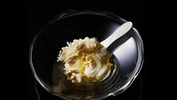 Restoran bernama Cellato yang berlokasi di Osaka, Jepang memiliki menu es krim populer bernama Byakuya. Jika penasaran dengan rasanya siap-siap membayar Rp 107 juta per porsinya. Foto: Chefspencil