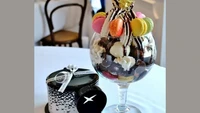 Es krim sundae dengan ukuran besar ini dilengkapi berbagai topping yang menarik untuk dicicipi. Pembelinya harus rela membayar Rp 16 juta jika ingin menikmat seporsi es krimnya. Foto: Chefspencil