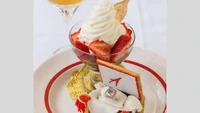 Es krim dengan topping potongan buah strawberry ini dijual dengan harga yang selangit. Strawberry Arnaud yang dijual oleh Arnaud Restaurant dibanderol $9,8 juta atau setara dengan Rp 157 miliar. Foto: Chefspencil