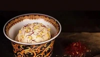 Scoopi Cafe di Dubai menjual es krim seharga Rp 13 juta per sendoknya. Es krim bernama The Black Diamond disajikan dengan mangkuk khusus produksi Versace. Foto: Chefspencil