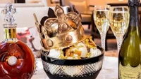 Hotel Langham di Chicago, Amerik Serikat menjual es krim yang unik dengan suasana kerajaan yang mewah. Harga es krim dengan mahkota emas ini dijual seharga Rp 16 juta. Foto: Chefspencil
