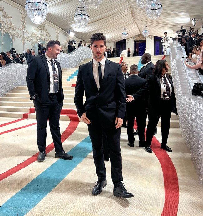 Model Eugenio Casnighi mengungkap pengalamannya bekerja di pagelaran akbar Met Gala 2023. Ketika itu, ia ditugaskan untuk menyambut dan melayani para tamu undangannya di karpet merah. Foto: Instagram Eugenio Casnighi