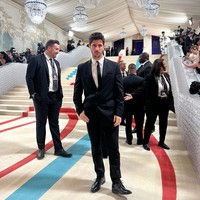 Model Eugenio Casnighi mengungkap pengalamannya bekerja di pagelaran akbar Met Gala 2023. Ketika itu, ia ditugaskan untuk menyambut dan melayani para tamu undangannya di karpet merah. Foto: Instagram Eugenio Casnighi