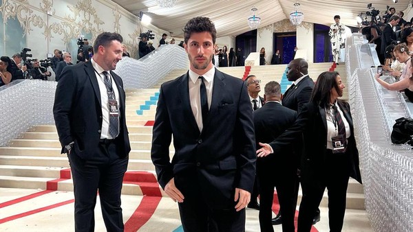 8 Foto Pria yang Dipecat dari Met Gala karena Ketampanannya Menyaingi Artis