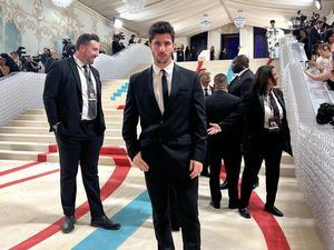 8 Foto Pria yang Dipecat dari Met Gala karena Ketampanannya Menyaingi Artis