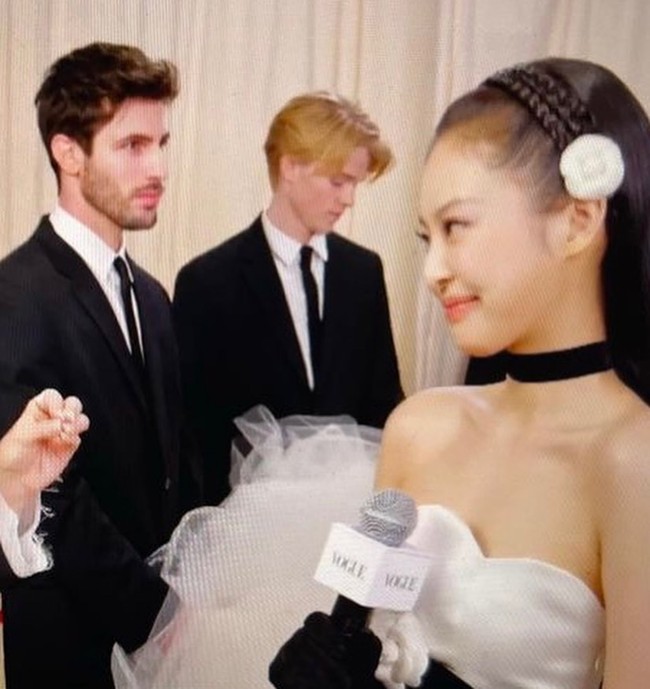 Tahun lalu pria asal Italia itu mencuri perhatian netizen ketika wajah tampannya ikut muncul di berbagai foto dan video karpet merah Met Gala. Eugenio tampak menemani seleb-seleb terkenal, termasuk Kylie Jenner. Foto: Instagram Eugenio Casnighi