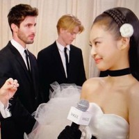 Tahun lalu pria asal Italia itu mencuri perhatian netizen ketika wajah tampannya ikut muncul di berbagai foto dan video karpet merah Met Gala. Eugenio tampak menemani seleb-seleb terkenal, termasuk Kylie Jenner. Foto: Instagram Eugenio Casnighi