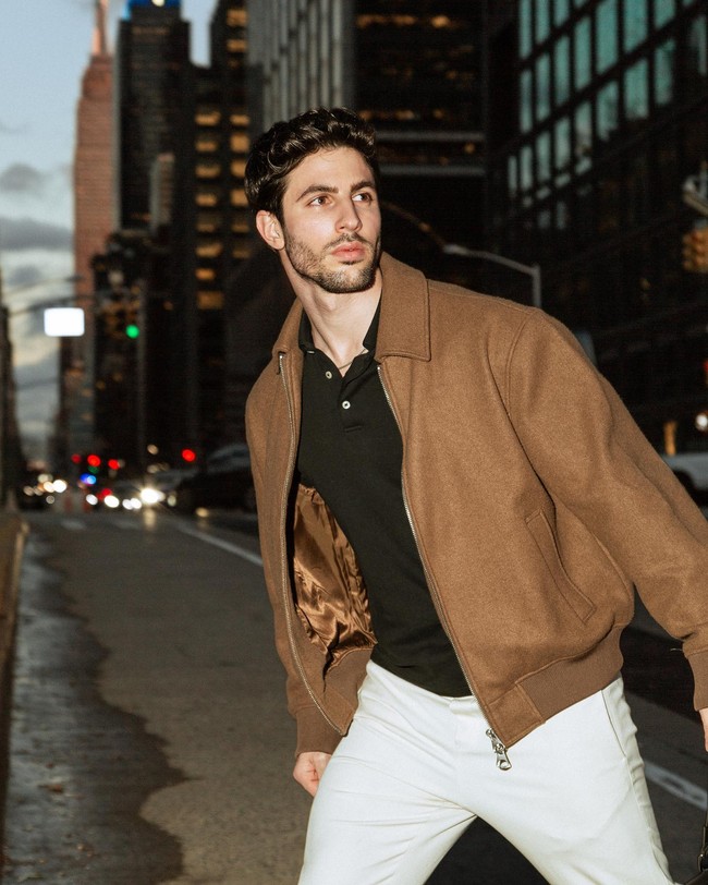 Eugenio pun mengungkap pekerjaannya sebagai greeter. Tahun lalu ia ditugaskan untuk menemani Kylie Jenner. Sebelum hari H, ia telah diberi instruksi tentang apa-apa saja yang dibutuhkan pebisnis kosmetik itu saat berjalan di karpet merah dan dituntut untuk memenuhi semua permintaannya sebagaimana seorang asisten. Foto: Instagram Eugenio Casnighi