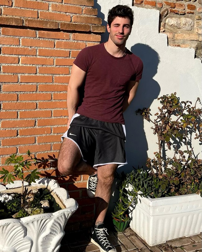 Itu cukup lucu. Mereka sudah memecatku jadi aku bisa mengatakan apa yang aku inginkan. Mereka menyalahkanku. Mereka bilang, Kamu membuat dirimu jadi pusat perhatian jadi kami tidak ingin bekerja denganmu lagi,kata Eugenio.Mereka memberi tahu aku hari ini bahwa mereka memecatku. Mereka memecatku karena aku jadi viral tahun lalu, jelasnya. Foto: Instagram Eugenio Casnighi