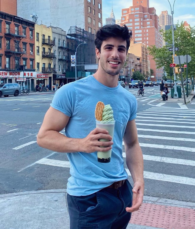 Pekerjaan tersebut sudah dilakoninya selama dua tahun terakhir. Tapi sayangnya tahun ini, Eugenio tidak lagi jadi greeter karena sebuah insiden viral. Foto: Instagram Eugenio Casnighi