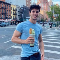 Pekerjaan tersebut sudah dilakoninya selama dua tahun terakhir. Tapi sayangnya tahun ini, Eugenio tidak lagi jadi greeter karena sebuah insiden viral. Foto: Instagram Eugenio Casnighi