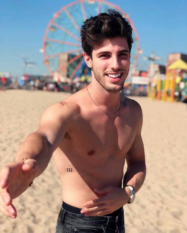 Selain memastikan para tamu merasa nyaman di karpet merah, ia juga ditugaskan untuk melarang mereka merokok. Sayangnya hal tersebut tidak selalu mudah dilakukan kepada selebriti. Tahun lalu ada dua orang terkenal yang jadi masalah karena merokok di bawah tangga.Tapi orang ini tidak peduli. Mereka sangat terkenal jadi mereka bisa melakukan apa saja, kata Eugenio. Foto: Instagram Eugenio Casnighi