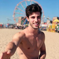 Selain memastikan para tamu merasa nyaman di karpet merah, ia juga ditugaskan untuk melarang mereka merokok. Sayangnya hal tersebut tidak selalu mudah dilakukan kepada selebriti. Tahun lalu ada dua orang terkenal yang jadi masalah karena merokok di bawah tangga.Tapi orang ini tidak peduli. Mereka sangat terkenal jadi mereka bisa melakukan apa saja, kata Eugenio. Foto: Instagram Eugenio Casnighi