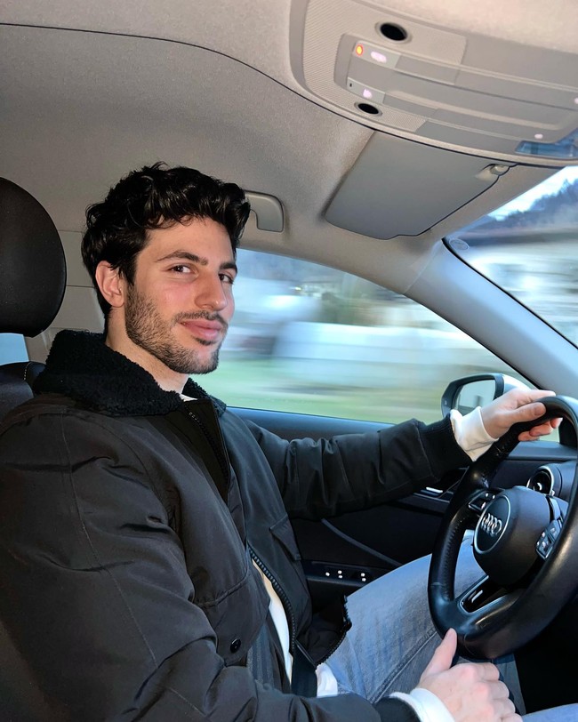 Dalam postingan yang viral, kamera yang awalnya menyorot Emma dan Jennie malah beralih fokus pada Eugenio yang berdiri di belakang. Ketika itu, ia sedang memegang ekor gaun Jennie. Tahun ini penyelenggara tampaknya tidak ingin ketampanan Eugenio mengambil perhatian lagi, untuk itu Eugenio tidak lagi dipekerjakan. Foto: Instagram Eugenio Casnighi