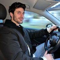 Dalam postingan yang viral, kamera yang awalnya menyorot Emma dan Jennie malah beralih fokus pada Eugenio yang berdiri di belakang. Ketika itu, ia sedang memegang ekor gaun Jennie. Tahun ini penyelenggara tampaknya tidak ingin ketampanan Eugenio mengambil perhatian lagi, untuk itu Eugenio tidak lagi dipekerjakan. Foto: Instagram Eugenio Casnighi