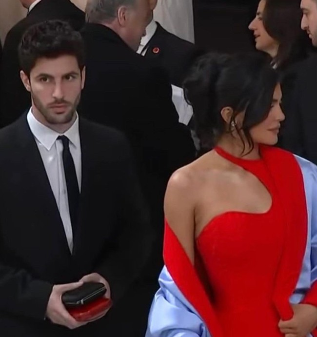 Dalam sebuah video, Eugenio bahkan membuat perhatian videografer teralihkan ketika merekam wawancara Emma Chamberlain dengan Jennie BLACKPINK. Foto: Instagram Eugenio Casnighi