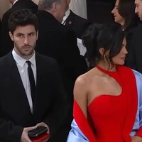 Dalam sebuah video, Eugenio bahkan membuat perhatian videografer teralihkan ketika merekam wawancara Emma Chamberlain dengan Jennie BLACKPINK. Foto: Instagram Eugenio Casnighi