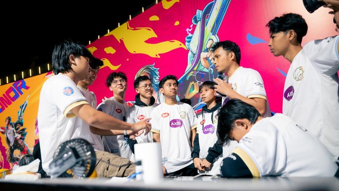 Dari lima wakil Indonesia yang tampil di FFWS SEA 2024 Spring, Evos Divine dan Indostars menjadi tim yang mampu menempel ketat supremasi tim Thailand. Kendati demikian, Kapten Evos Irgi Ramdhani alias Geday, tidak peduli dengan dominasi lawannya dan hanya ingin fokus lolos fase final.
