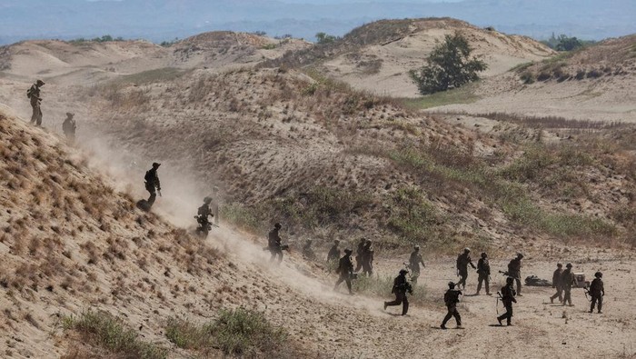 Filipina-AS Gelar Latihan Militer Gabungan U.S. and Philippine soldiers participate in the live fire exercise during the annual joint military exercises between U.S. and Philippine troops called