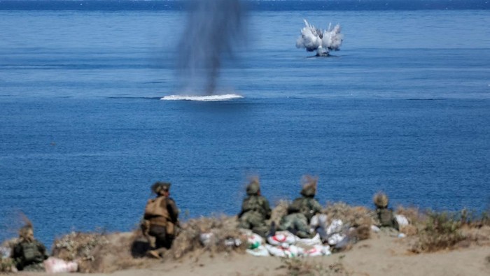 Filipina-AS Gelar Latihan Militer Gabungan U.S. and Philippine soldiers participate in the live fire exercise during the annual joint military exercises between U.S. and Philippine troops called