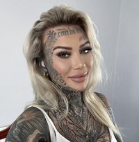 Foto Pemilik Tato Terbanyak Menyesal Bikin Tato Nama Mantan di Area Intim